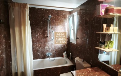 Просторный бунгало с общим бассейном и теннисным кортом, расположенный рядом с гольф-клубом.